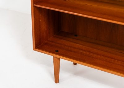Midcentury bookcase by Børge Mogensen for Søborg Møbelfabrik (Denmark, 1960s). A simple and well-built piece in teak by one of Denmark’s most influential designers, Børge Mogensen. It contains three adjustable shelves and has an amazing natural woodgrain. In very excellent condition and labeled by maker.