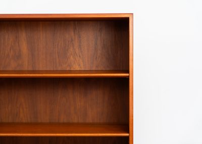 Midcentury bookcase by Børge Mogensen for Søborg Møbelfabrik (Denmark, 1960s). A simple and well-built piece in teak by one of Denmark’s most influential designers, Børge Mogensen. It contains three adjustable shelves and has an amazing natural woodgrain. In very excellent condition and labeled by maker.