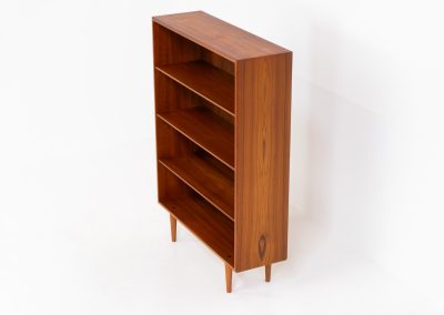 Midcentury bookcase by Børge Mogensen for Søborg Møbelfabrik (Denmark, 1960s). A simple and well-built piece in teak by one of Denmark’s most influential designers, Børge Mogensen. It contains three adjustable shelves and has an amazing natural woodgrain. In very excellent condition and labeled by maker.