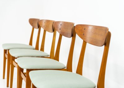 Set of 4 ‘Model 210’ dining chairs by Thomas harlev for Farstrup (Denmark, 1960s). Undestroyable, very elegant and contemporary. Made out of teak and beech, newly upholstered in a light green fabric. The chairs remain in good condition!