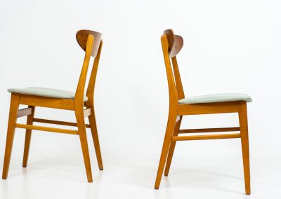 Set of 4 ‘Model 210’ dining chairs by Thomas harlev for Farstrup (Denmark, 1960s). Undestroyable, very elegant and contemporary. Made out of teak and beech, newly upholstered in a light green fabric. The chairs remain in good condition!