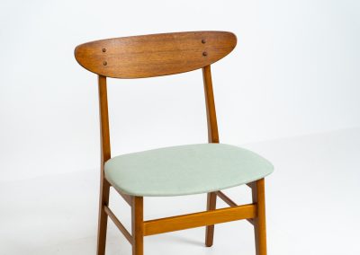 Set of 4 ‘Model 210’ dining chairs by Thomas harlev for Farstrup (Denmark, 1960s). Undestroyable, very elegant and contemporary. Made out of teak and beech, newly upholstered in a light green fabric. The chairs remain in good condition!