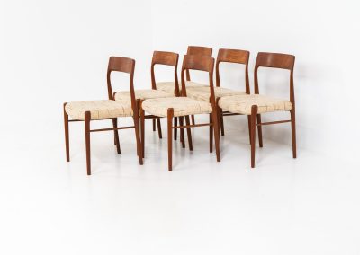 Set of 6 dining chairs in the manner of Niels Otto Møller (Denmark, 1960s). These stunning chairs are made of a solid teak frame and are upholstered in the original wool fabric, which still remains in very good condition. The sculptural, organic shapes combined with the contrasting wool give this chair an elegant and refined appearance. This model is clearly inspired by N.O. Møller’s Model 75 & 77. In very good condition.