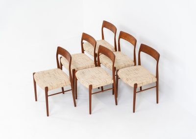 Set of 6 dining chairs in the manner of Niels Otto Møller (Denmark, 1960s). These stunning chairs are made of a solid teak frame and are upholstered in the original wool fabric, which still remains in very good condition. The sculptural, organic shapes combined with the contrasting wool give this chair an elegant and refined appearance. This model is clearly inspired by N.O. Møller’s Model 75 & 77. In very good condition.