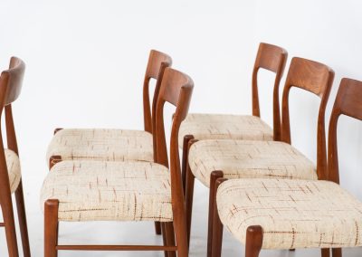Set of 6 dining chairs in the manner of Niels Otto Møller (Denmark, 1960s). These stunning chairs are made of a solid teak frame and are upholstered in the original wool fabric, which still remains in very good condition. The sculptural, organic shapes combined with the contrasting wool give this chair an elegant and refined appearance. This model is clearly inspired by N.O. Møller’s Model 75 & 77. In very good condition.