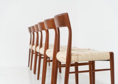 Set of 6 dining chairs in the manner of Niels Otto Møller (Denmark, 1960s). These stunning chairs are made of a solid teak frame and are upholstered in the original wool fabric, which still remains in very good condition. The sculptural, organic shapes combined with the contrasting wool give this chair an elegant and refined appearance. This model is clearly inspired by N.O. Møller’s Model 75 & 77. In very good condition.