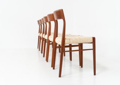 Set of 6 dining chairs in the manner of Niels Otto Møller (Denmark, 1960s). These stunning chairs are made of a solid teak frame and are upholstered in the original wool fabric, which still remains in very good condition. The sculptural, organic shapes combined with the contrasting wool give this chair an elegant and refined appearance. This model is clearly inspired by N.O. Møller’s Model 75 & 77. In very good condition.