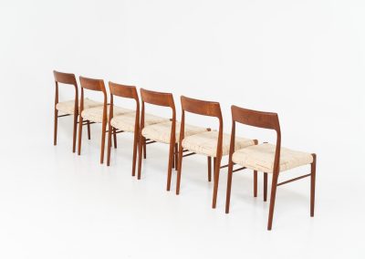Set of 6 dining chairs in the manner of Niels Otto Møller (Denmark, 1960s). These stunning chairs are made of a solid teak frame and are upholstered in the original wool fabric, which still remains in very good condition. The sculptural, organic shapes combined with the contrasting wool give this chair an elegant and refined appearance. This model is clearly inspired by N.O. Møller’s Model 75 & 77. In very good condition.