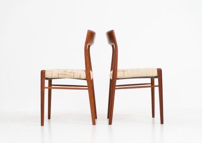 Set of 6 dining chairs in the manner of Niels Otto Møller (Denmark, 1960s). These stunning chairs are made of a solid teak frame and are upholstered in the original wool fabric, which still remains in very good condition. The sculptural, organic shapes combined with the contrasting wool give this chair an elegant and refined appearance. This model is clearly inspired by N.O. Møller’s Model 75 & 77. In very good condition.