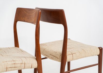 Set of 6 dining chairs in the manner of Niels Otto Møller (Denmark, 1960s). These stunning chairs are made of a solid teak frame and are upholstered in the original wool fabric, which still remains in very good condition. The sculptural, organic shapes combined with the contrasting wool give this chair an elegant and refined appearance. This model is clearly inspired by N.O. Møller’s Model 75 & 77. In very good condition.