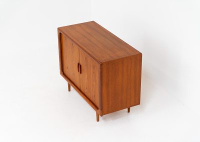 Svend Dyrlund teak sideboard with tambour doors (Denmark, 1960s). A fabulous sideboard that perfectly combines nice organic shapes and loads of detail, like the tambour sliding doors and the beautiful handles. It offers lots of storage space with three adjustable shelves on the inside. A perfect piece to store record player gear. In splendid condition! Labeled by maker.