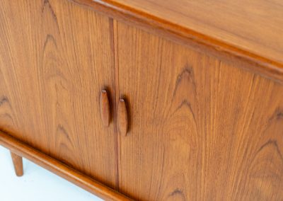Svend Dyrlund teak sideboard with tambour doors (Denmark, 1960s). A fabulous sideboard that perfectly combines nice organic shapes and loads of detail, like the tambour sliding doors and the beautiful handles. It offers lots of storage space with three adjustable shelves on the inside. A perfect piece to store record player gear. In splendid condition! Labeled by maker.