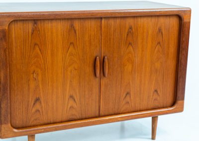 Svend Dyrlund teak sideboard with tambour doors (Denmark, 1960s). A fabulous sideboard that perfectly combines nice organic shapes and loads of detail, like the tambour sliding doors and the beautiful handles. It offers lots of storage space with three adjustable shelves on the inside. A perfect piece to store record player gear. In splendid condition! Labeled by maker.