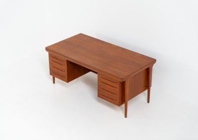 Rare executive writing desk by Ib Kofod Larsen for Faarup (Denmark, 1960s). This huge and absolutely gorgeous piece is one of the highest-quality desks we’ve come across, with an incredible attention to detail! Featuring a spacious desktop with a beautiful woodgrain, two cabinets with locks and an open shelve on the backside, two pull/out leafs and six big drawers on the frontside. Two of the drawers can be securely locked with cleverly hidden locks on the inside. The desk is double sided which makes it a stunning piece to place in the center of a room. This piece presents itself in very good condition. All drawers, doors & locks function very smoothly! It can be easily disassembled for transport or storage.