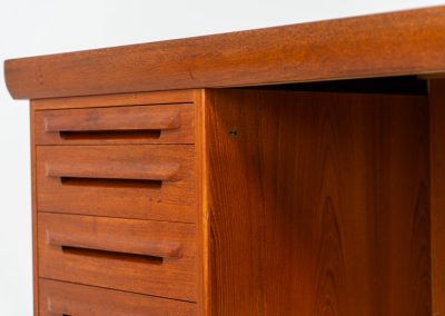 Rare executive writing desk by Ib Kofod Larsen for Faarup (Denmark, 1960s). This huge and absolutely gorgeous piece is one of the highest-quality desks we’ve come across, with an incredible attention to detail! Featuring a spacious desktop with a beautiful woodgrain, two cabinets with locks and an open shelve on the backside, two pull/out leafs and six big drawers on the frontside. Two of the drawers can be securely locked with cleverly hidden locks on the inside. The desk is double sided which makes it a stunning piece to place in the center of a room. This piece presents itself in very good condition. All drawers, doors & locks function very smoothly! It can be easily disassembled for transport or storage.