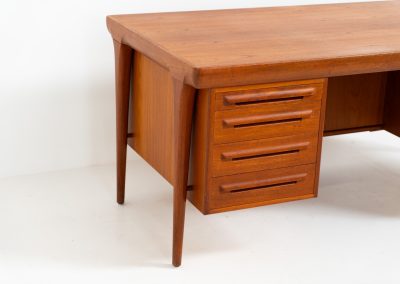 Rare executive writing desk by Ib Kofod Larsen for Faarup (Denmark, 1960s). This huge and absolutely gorgeous piece is one of the highest-quality desks we’ve come across, with an incredible attention to detail! Featuring a spacious desktop with a beautiful woodgrain, two cabinets with locks and an open shelve on the backside, two pull/out leafs and six big drawers on the frontside. Two of the drawers can be securely locked with cleverly hidden locks on the inside. The desk is double sided which makes it a stunning piece to place in the center of a room. This piece presents itself in very good condition. All drawers, doors & locks function very smoothly! It can be easily disassembled for transport or storage.