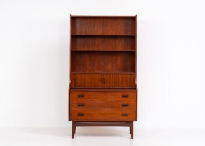 Teak “Model 330” bookcase/secretary by Johannes Sorth for Borholms Møbelfabrik (Denmark, 1960s). A well-known and super multi functional design with a high quality standard. Featuring three drawers with beautiful handles, a convenient pull-out leaf, super detailed tambour doors with some storage space and drawers inside and two adjustable shelves. It clearly has sings of a previous life like some scratches and repair marks, but its overall in good vintage condition!