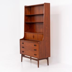 Teak “Model 330” bookcase/secretary by Johannes Sorth for Borholms Møbelfabrik (Denmark, 1960s). A well-known and super multi functional design with a high quality standard. Featuring three drawers with beautiful handles, a convenient pull-out leaf, super detailed tambour doors with some storage space and drawers inside and two adjustable shelves. It clearly has sings of a previous life like some scratches and repair marks, but its overall in good vintage condition!