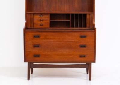 Teak “Model 330” bookcase/secretary by Johannes Sorth for Borholms Møbelfabrik (Denmark, 1960s). A well-known and super multi functional design with a high quality standard. Featuring three drawers with beautiful handles, a convenient pull-out leaf, super detailed tambour doors with some storage space and drawers inside and two adjustable shelves. It clearly has sings of a previous life like some scratches and repair marks, but its overall in good vintage condition!