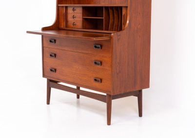 Teak “Model 330” bookcase/secretary by Johannes Sorth for Borholms Møbelfabrik (Denmark, 1960s). A well-known and super multi functional design with a high quality standard. Featuring three drawers with beautiful handles, a convenient pull-out leaf, super detailed tambour doors with some storage space and drawers inside and two adjustable shelves. It clearly has sings of a previous life like some scratches and repair marks, but its overall in good vintage condition!