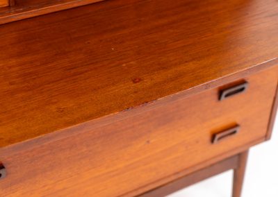 Teak “Model 330” bookcase/secretary by Johannes Sorth for Borholms Møbelfabrik (Denmark, 1960s). A well-known and super multi functional design with a high quality standard. Featuring three drawers with beautiful handles, a convenient pull-out leaf, super detailed tambour doors with some storage space and drawers inside and two adjustable shelves. It clearly has sings of a previous life like some scratches and repair marks, but its overall in good vintage condition!