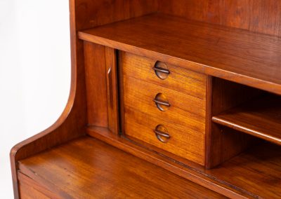 Teak “Model 330” bookcase/secretary by Johannes Sorth for Borholms Møbelfabrik (Denmark, 1960s). A well-known and super multi functional design with a high quality standard. Featuring three drawers with beautiful handles, a convenient pull-out leaf, super detailed tambour doors with some storage space and drawers inside and two adjustable shelves. It clearly has sings of a previous life like some scratches and repair marks, but its overall in good vintage condition!