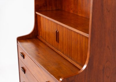 Teak “Model 330” bookcase/secretary by Johannes Sorth for Borholms Møbelfabrik (Denmark, 1960s). A well-known and super multi functional design with a high quality standard. Featuring three drawers with beautiful handles, a convenient pull-out leaf, super detailed tambour doors with some storage space and drawers inside and two adjustable shelves. It clearly has sings of a previous life like some scratches and repair marks, but its overall in good vintage condition!