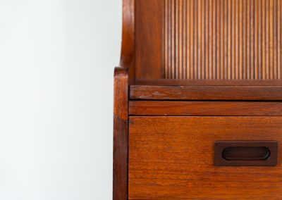 Teak “Model 330” bookcase/secretary by Johannes Sorth for Borholms Møbelfabrik (Denmark, 1960s). A well-known and super multi functional design with a high quality standard. Featuring three drawers with beautiful handles, a convenient pull-out leaf, super detailed tambour doors with some storage space and drawers inside and two adjustable shelves. It clearly has sings of a previous life like some scratches and repair marks, but its overall in good vintage condition!