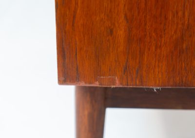 Teak “Model 330” bookcase/secretary by Johannes Sorth for Borholms Møbelfabrik (Denmark, 1960s). A well-known and super multi functional design with a high quality standard. Featuring three drawers with beautiful handles, a convenient pull-out leaf, super detailed tambour doors with some storage space and drawers inside and two adjustable shelves. It clearly has sings of a previous life like some scratches and repair marks, but its overall in good vintage condition!