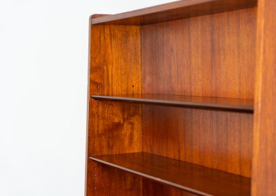 Teak “Model 330” bookcase/secretary by Johannes Sorth for Borholms Møbelfabrik (Denmark, 1960s). A well-known and super multi functional design with a high quality standard. Featuring three drawers with beautiful handles, a convenient pull-out leaf, super detailed tambour doors with some storage space and drawers inside and two adjustable shelves. It clearly has sings of a previous life like some scratches and repair marks, but its overall in good vintage condition!