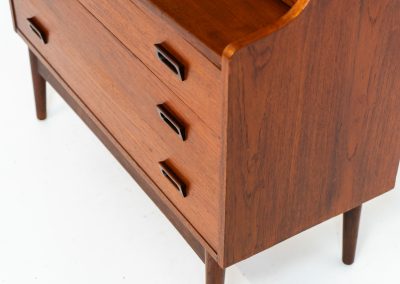 Teak “Model 330” bookcase/secretary by Johannes Sorth for Borholms Møbelfabrik (Denmark, 1960s). A well-known and super multi functional design with a high quality standard. Featuring three drawers with beautiful handles, a convenient pull-out leaf, super detailed tambour doors with some storage space and drawers inside and two adjustable shelves. It clearly has sings of a previous life like some scratches and repair marks, but its overall in good vintage condition!