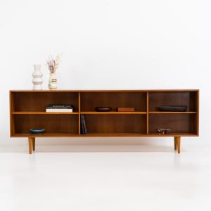 Beautiful open sideboard in teak by Lothar Wenger (Germany, 1960s). This beautifully crafted sideboard by Lothar Wegner offers both style and functionality. Its open design features three spacious shelves, providing lots of storage while maintaining an airy, light presence in the room. A perfect addition to any space for books or decoration! In very good condition!