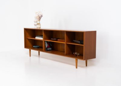 Beautiful open sideboard in teak by Lothar Wenger (Germany, 1960s). This beautifully crafted sideboard by Lothar Wegner offers both style and functionality. Its open design features three spacious shelves, providing lots of storage while maintaining an airy, light presence in the room. A perfect addition to any space for books or decoration! In very good condition!