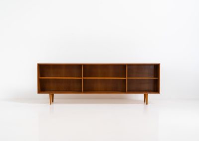 Beautiful open sideboard in teak by Lothar Wenger (Germany, 1960s). This beautifully crafted sideboard by Lothar Wegner offers both style and functionality. Its open design features three spacious shelves, providing lots of storage while maintaining an airy, light presence in the room. A perfect addition to any space for books or decoration! In very good condition!
