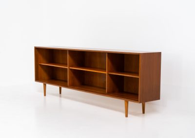 Beautiful open sideboard in teak by Lothar Wenger (Germany, 1960s). This beautifully crafted sideboard by Lothar Wegner offers both style and functionality. Its open design features three spacious shelves, providing lots of storage while maintaining an airy, light presence in the room. A perfect addition to any space for books or decoration! In very good condition!