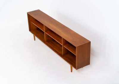 Beautiful open sideboard in teak by Lothar Wenger (Germany, 1960s). This beautifully crafted sideboard by Lothar Wegner offers both style and functionality. Its open design features three spacious shelves, providing lots of storage while maintaining an airy, light presence in the room. A perfect addition to any space for books or decoration! In very good condition!