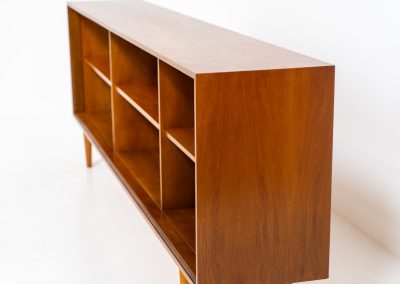 Beautiful open sideboard in teak by Lothar Wenger (Germany, 1960s). This beautifully crafted sideboard by Lothar Wegner offers both style and functionality. Its open design features three spacious shelves, providing lots of storage while maintaining an airy, light presence in the room. A perfect addition to any space for books or decoration! In very good condition!