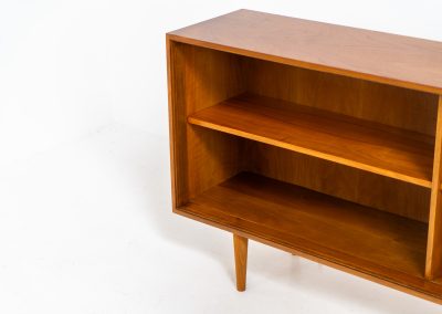 Beautiful open sideboard in teak by Lothar Wenger (Germany, 1960s). This beautifully crafted sideboard by Lothar Wegner offers both style and functionality. Its open design features three spacious shelves, providing lots of storage while maintaining an airy, light presence in the room. A perfect addition to any space for books or decoration! In very good condition!