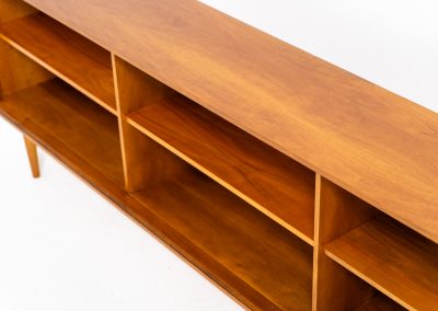 Beautiful open sideboard in teak by Lothar Wenger (Germany, 1960s). This beautifully crafted sideboard by Lothar Wegner offers both style and functionality. Its open design features three spacious shelves, providing lots of storage while maintaining an airy, light presence in the room. A perfect addition to any space for books or decoration! In very good condition!