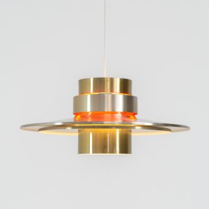 Stunning pendant light by Carl Thore for Granhaga (Sweden - 1960s). It is made out of brushed aluminum shades and has some orange details on the inside which create a very cool effect when the lamp is turned on. It’s in very good condition!