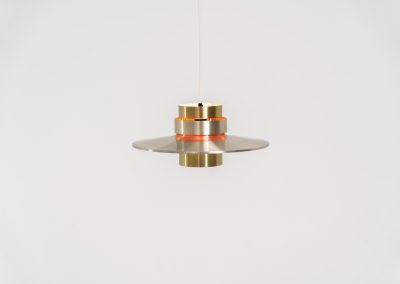 Stunning pendant light by Carl Thore for Granhaga (Sweden - 1960s). It is made out of brushed aluminum shades and has some orange details on the inside which create a very cool effect when the lamp is turned on. It’s in very good condition!