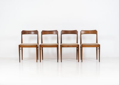 Set of 4 elegant dining chairs in rosewood (Denmark, 1960s). These beauties are made of solid rosewood, featuring clean lines, organic curves and a high build-quality . They are upholstered in a beige fabric. The chairs remain in very good condition.