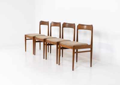 Set of 4 elegant dining chairs in rosewood (Denmark, 1960s). These beauties are made of solid rosewood, featuring clean lines, organic curves and a high build-quality . They are upholstered in a beige fabric. The chairs remain in very good condition.