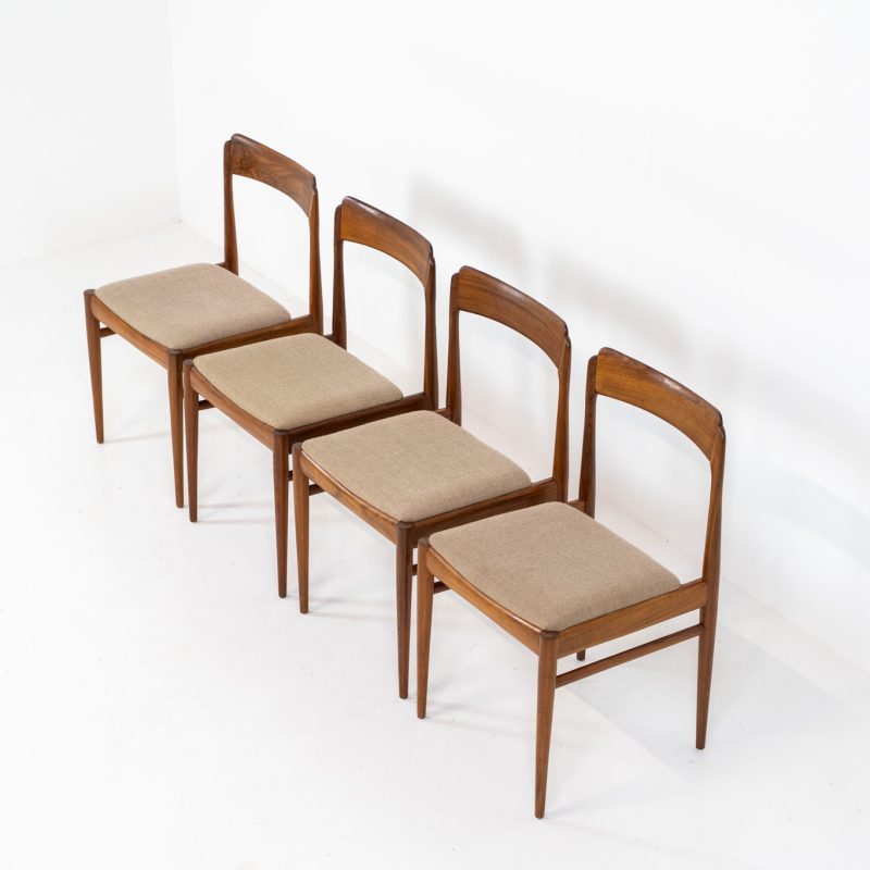Set of 4 elegant dining chairs in rosewood (Denmark, 1960s). These beauties are made of solid rosewood, featuring clean lines, organic curves and a high build-quality . They are upholstered in a beige fabric. The chairs remain in very good condition.