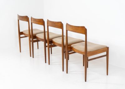 Set of 4 elegant dining chairs in rosewood (Denmark, 1960s). These beauties are made of solid rosewood, featuring clean lines, organic curves and a high build-quality . They are upholstered in a beige fabric. The chairs remain in very good condition.