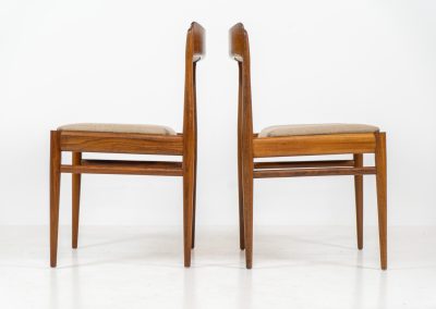 Set of 4 elegant dining chairs in rosewood (Denmark, 1960s). These beauties are made of solid rosewood, featuring clean lines, organic curves and a high build-quality . They are upholstered in a beige fabric. The chairs remain in very good condition.