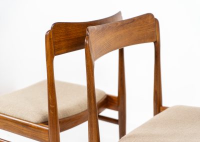 Set of 4 elegant dining chairs in rosewood (Denmark, 1960s). These beauties are made of solid rosewood, featuring clean lines, organic curves and a high build-quality . They are upholstered in a beige fabric. The chairs remain in very good condition.