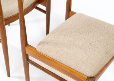 Set of 4 elegant dining chairs in rosewood (Denmark, 1960s). These beauties are made of solid rosewood, featuring clean lines, organic curves and a high build-quality . They are upholstered in a beige fabric. The chairs remain in very good condition.