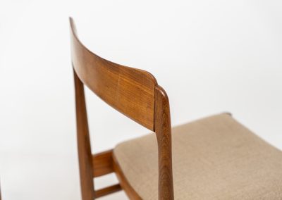 Set of 4 elegant dining chairs in rosewood (Denmark, 1960s). These beauties are made of solid rosewood, featuring clean lines, organic curves and a high build-quality . They are upholstered in a beige fabric. The chairs remain in very good condition.