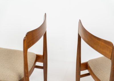Set of 4 elegant dining chairs in rosewood (Denmark, 1960s). These beauties are made of solid rosewood, featuring clean lines, organic curves and a high build-quality . They are upholstered in a beige fabric. The chairs remain in very good condition.